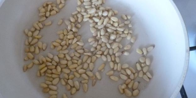 рулеты из баклажанов с рикоттой и кедровыми орешками