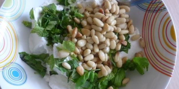 рулеты из баклажанов с рикоттой и кедровыми орешками