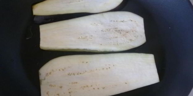 рулеты из баклажанов с рикоттой и кедровыми орешками