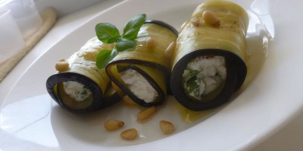 рулеты из баклажанов с рикоттой и кедровыми орешками