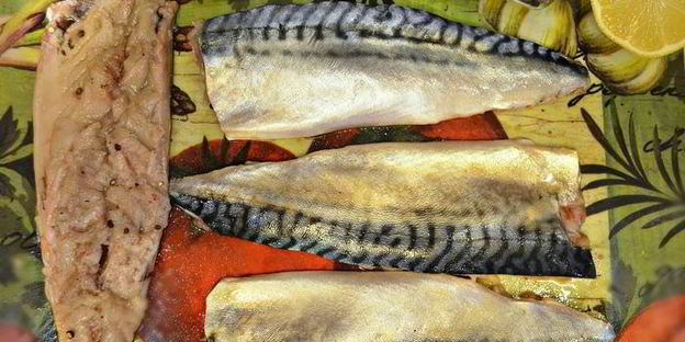 рулеты из скумбрии с сыром и овощами