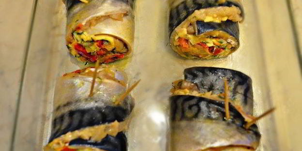 рулеты из скумбрии с сыром и овощами