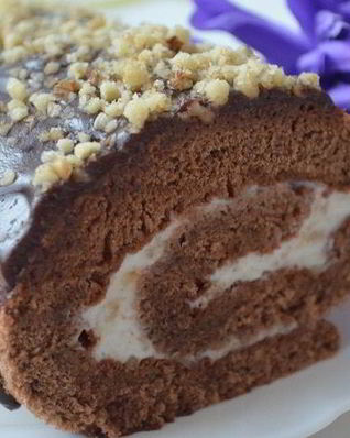 Шоколадный рулет с грецкими орешками