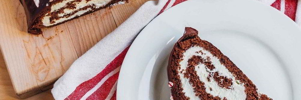 Шоколадный рулет со взбитыми сливками