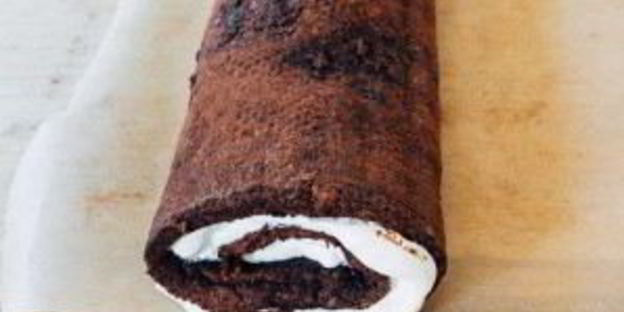 шоколадный рулет со взбитыми сливками