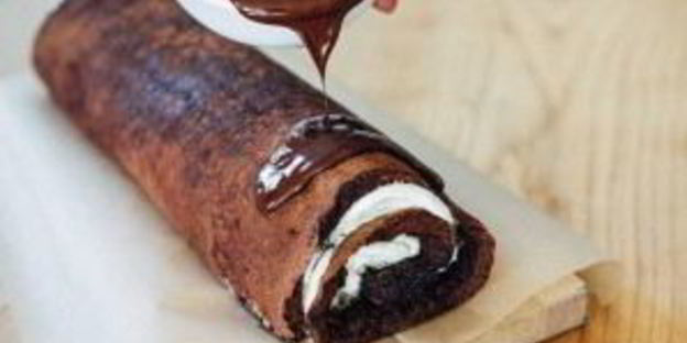 шоколадный рулет со взбитыми сливками