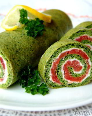 Шпинатный рулет с красной рыбой