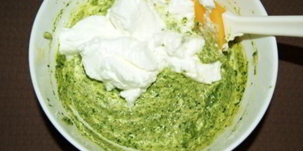 шпинатный рулет с красной рыбой