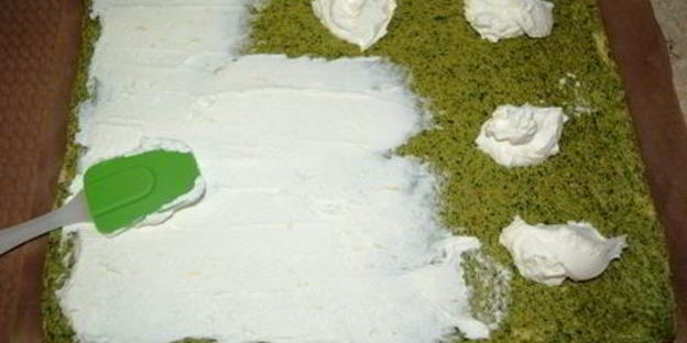 шпинатный рулет с красной рыбой