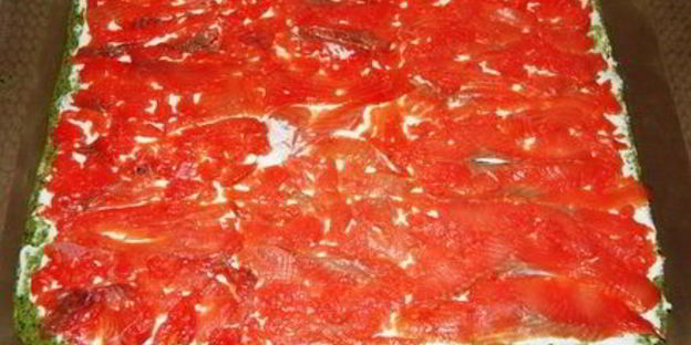 шпинатный рулет с красной рыбой