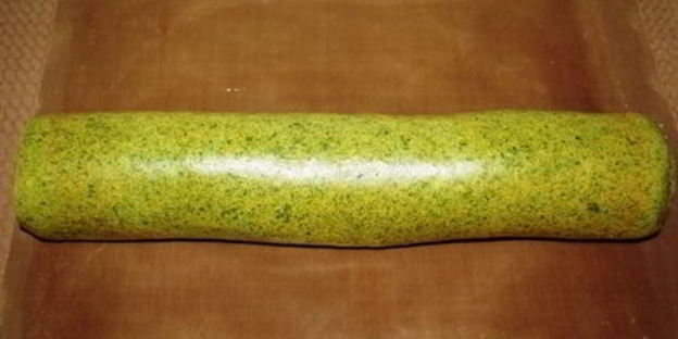 шпинатный рулет с красной рыбой