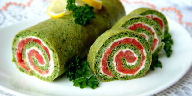 шпинатный рулет с красной рыбой