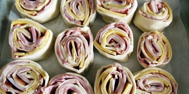 слоеные рулетики в заливке