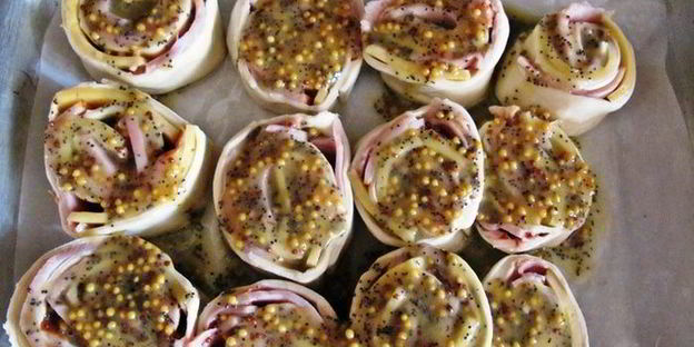 слоеные рулетики в заливке