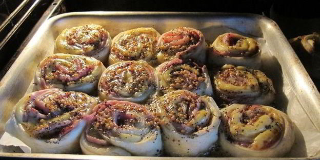 слоеные рулетики в заливке