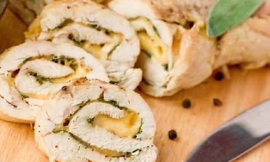 Рецепт сочных рулетиков из курицы с сыром