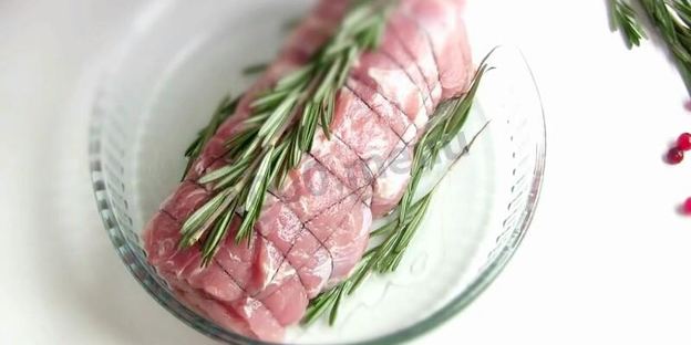 свиной рулет с клюквой