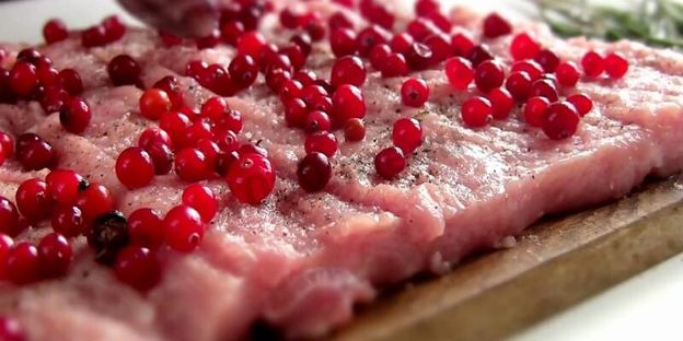свиной рулет с клюквой