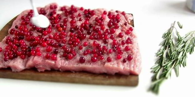 свиной рулет с клюквой