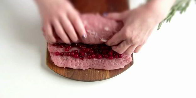 свиной рулет с клюквой