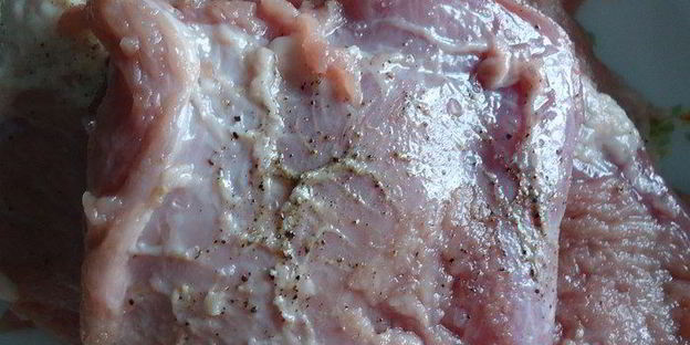 свиные рулетики со сладким перцем под базиликом