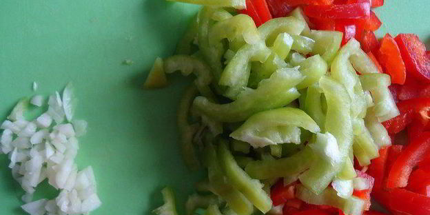 свиные рулетики со сладким перцем под базиликом