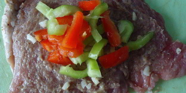 свиные рулетики со сладким перцем под базиликом