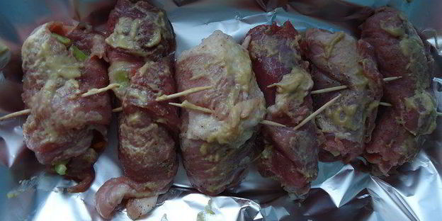 свиные рулетики со сладким перцем под базиликом