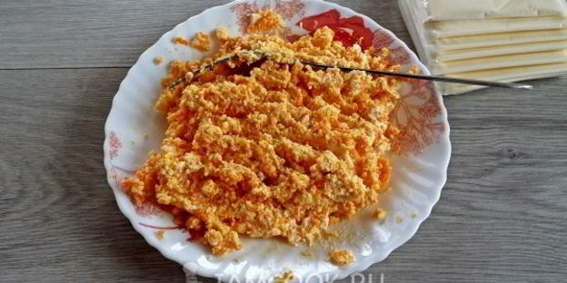 сырные рулетики с пикантной начинкой