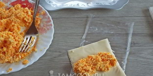 сырные рулетики с пикантной начинкой