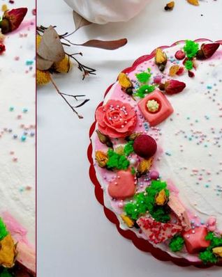 Торт-рулет Цветы для любимой с черносмородиновым курдом