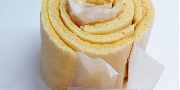 торт-рулет цветы для любимой с черносмородиновым курдом