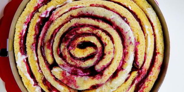 торт-рулет цветы для любимой с черносмородиновым курдом