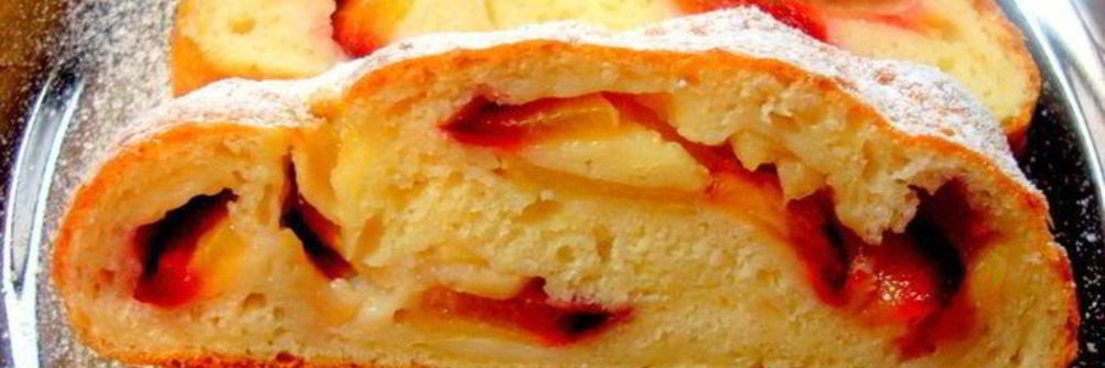 Творожный рулет с яблоками и сливой
