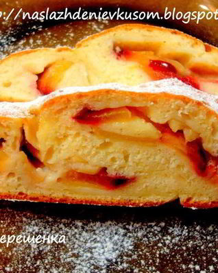 Творожный рулет с яблоками и сливой