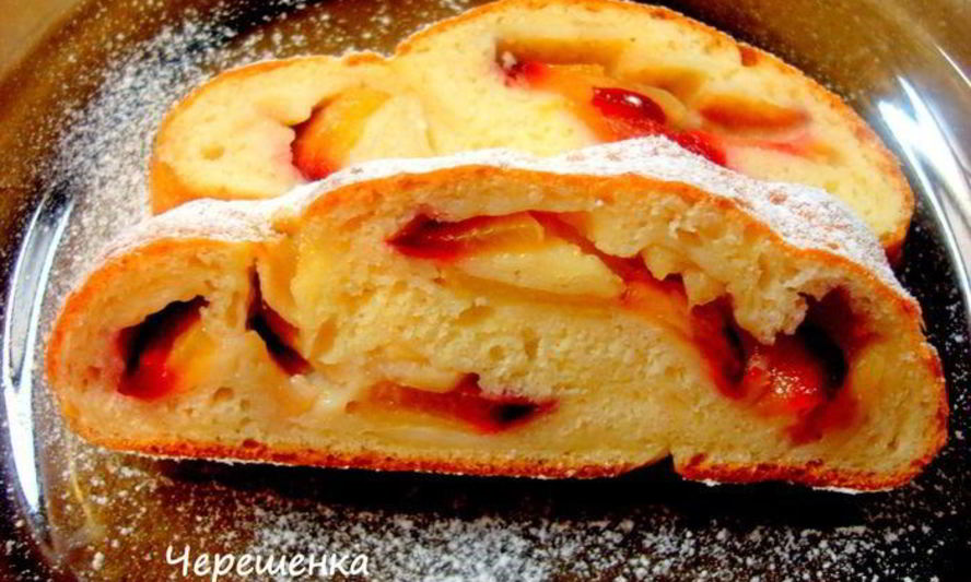 Рецепт творожного рулета с яблоками и сливой