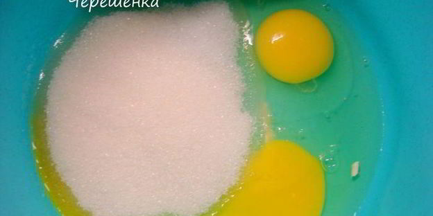 творожный рулет с яблоками и сливой