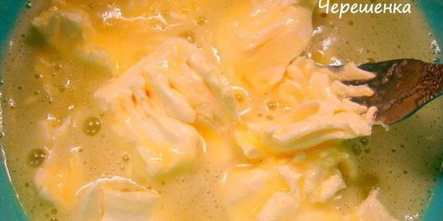 творожный рулет с яблоками и сливой