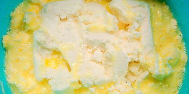 творожный рулет с яблоками и сливой