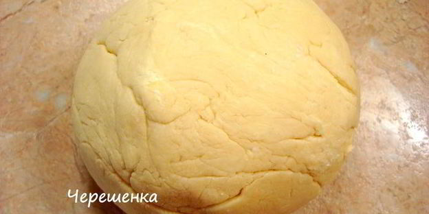 творожный рулет с яблоками и сливой