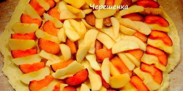 творожный рулет с яблоками и сливой