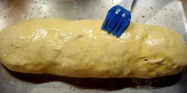 творожный рулет с яблоками и сливой