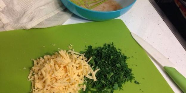 яично-сырный рулет с красной рыбой