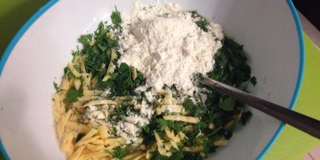 яично-сырный рулет с красной рыбой