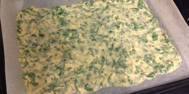 яично-сырный рулет с красной рыбой