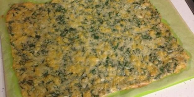 яично-сырный рулет с красной рыбой