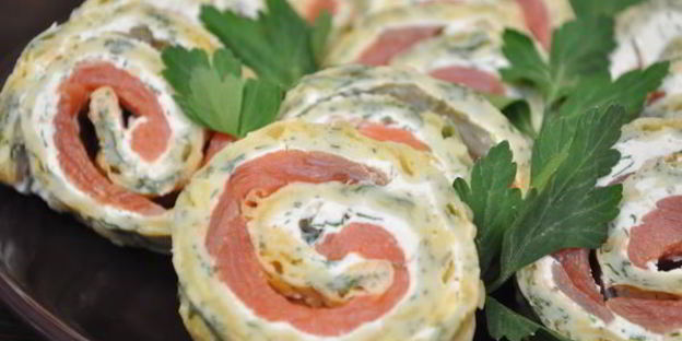 яично-сырный рулет с красной рыбой