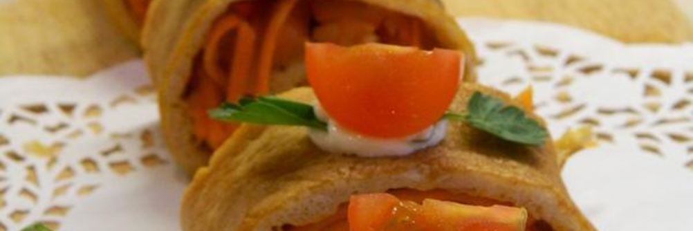 Яичный рулет с семгой и маринованной морковью