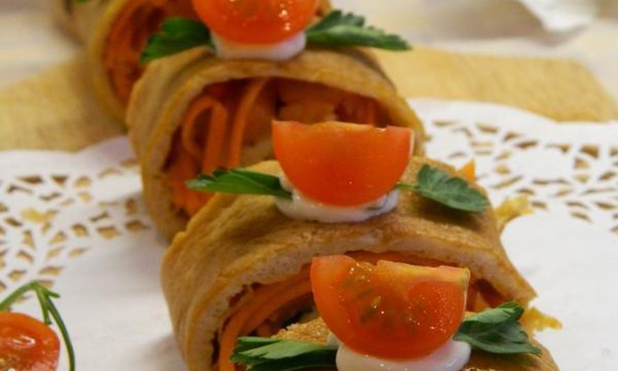 Рецепт яичного рулета с семгой и маринованной морковью