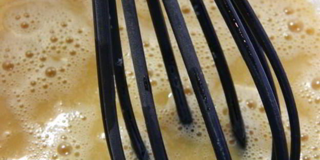 яичный рулет с семгой и маринованной морковью